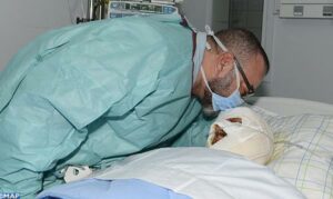 صورة للتاريخ .. الملك يزور احد المصابين في فاجعة امسكرود و يقبل رأسه