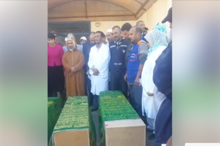 فيديو حصري : لحظة قراءة ياسين على جثامين 5 من ضحايا “محرقة أمسكرود” فيديو حصري : لحظة قراءة ياسين على جثامين 5 من ضحايا "محرقة أمسكرود"