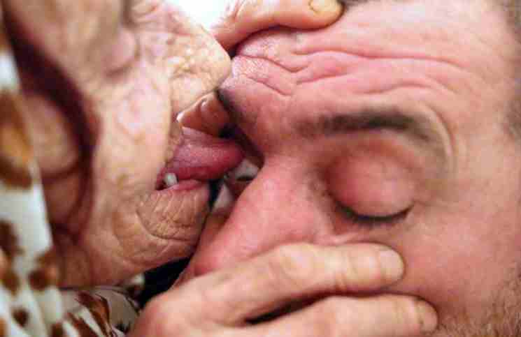 عجوز تدعي علاج عيون المرضى بلعقها