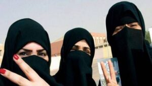 امرأة سعودية تعرض مليون ريال و “رولزرويس” مقابل حرق شقيقها وأسرته..