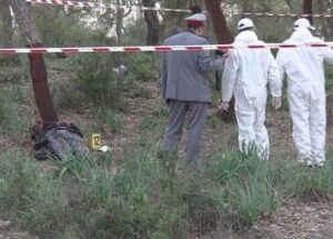 مجرم خطير يقتل شابا ويعلقه بجدع شجرة بسبب الشك في كونه جاسوسا للدرك.