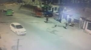 مرعب:شاحنة “مجنونة” تقتلع منزلا بكامله