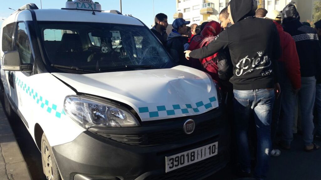 سائق طاكسي بطل يدهس لصا حاول سرقة هاتف محمول