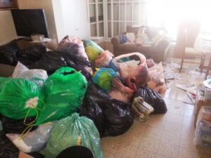 غريب: اختناق أسرة كاملة بعد سقوط “جبل” من الملابس القديمة عليها