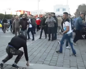 عاجل:اشتباك دموي بالسيوف و الهراوات بين قاطنين ونزلاء خيرية،واستنفار أمني يعقب الحادث