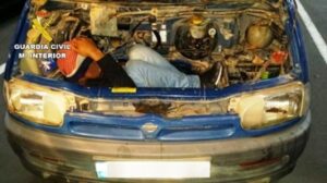 اعتقال سائق سيارة حاول “تهجير” مواطن داخل محرك سيارته الى اسبانيا