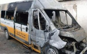 مجهولون يحرقون سيارة للنقل المدرسي، وعناصر الشرطة تفتح تحقيقا في الحادث