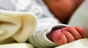 أم تذبح رضيعتها بشكل بشع وتجلس بجوارها في انتظار رجال الأمن