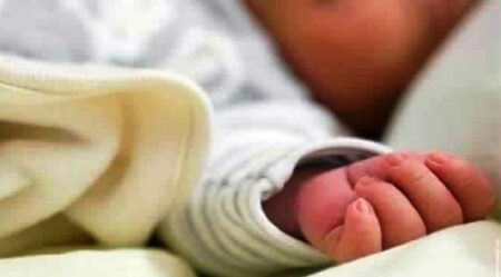 أم تذبح رضيعتها بشكل بشع وتجلس بجوارها في انتظار رجال الأمن