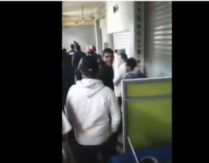 خطير بالفيديو : تجار غاضبون يحاصرون تاجرا رفض خوض الاضراب بسوق الاحد