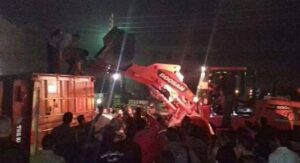 انقلاب حاوية في نواحي تيزنيت يقطع حركة السير بالطريق الوطنية رقم 1