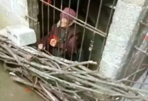 ابن وزوجته يسجنان “الحماة” بقفص قذر لسنوات