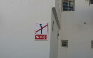 خطير بالصورة:سكان عمارة بأكادير يهددون بقطع خصيتي كل شخص تجرأ على التبول على جدران العمارة