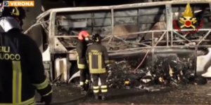 بالفيديو:رحلة مدرسية تنتهي بفاجعة:احتراق حافلة لنقل التلاميذ ومقتل 16 طفلا