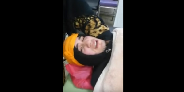 (+فيديو مؤلم)شاب قطعت يديه وهذا ما وقع له في المستشفى