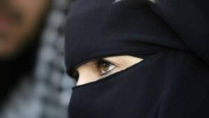 حلق شعر منقبة من طرف عناصر أمنية يثير ضجة كبيرة وهذه حقيقة القضية