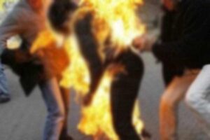 زوج يتخلص من زوجته حرقا بسبب خلاف تافه وقع بينهما في الشارع العام