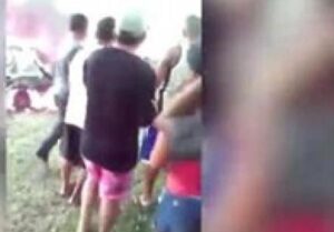 بالفيديو: أهالي يسحلون سيدة قتلت طفلا من مركز شرطة ورميها في النار