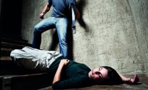 القصة الكاملة للزوج الذي قتل زوجته وضربها بوتد حديدي على رأسها خلال صلاتها للعشاء