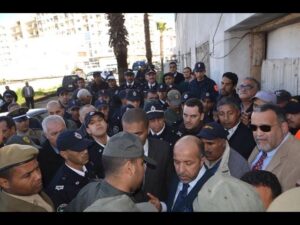 بالفيديو:لحظة اسقاط الملياردير فوزي الشعبي أرضا من طرف القوات المساعدة