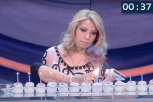 مكسيكية مبتورة الذراعين تحطم الرقم القياسي في إشعال الشموع بقدميها