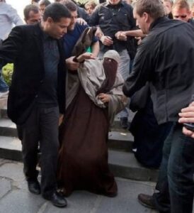 فضيحة:القصة الكاملة للمرأة المنقبة التي ضبطت تمارس الجنس مع عشيقها في الهواء الطلق مباشرة بعد مغادرتها درس ديني