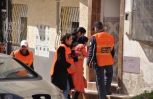 فظيع:شابة تقتل أمها بوحشية وتشوه وجهها بكأس زجاجي