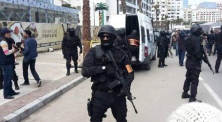 مختل عقليا يقتحم محل لبيع مواد التجميل ويهدد بتفجير نفسه والأمن ينفي الاحتجاز ويوضح...
