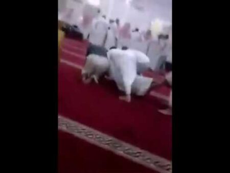 مثير:مضاربة "خايبة" بين المصلين وسط المسجد خلال صلاة الجمعة تسببت في حدوث حالة من الهرج والهلع