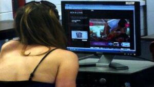 تسريب فيديوهات جنسية لتلميذات تهز المدينة و تحول حياة الأسر إلى جحيم