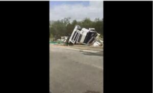 انقلاب شاحنة لنقل الطماطم بعد حادثة سير خطيرة