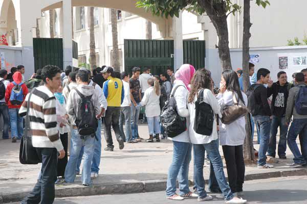 اختفاء تلميذة في ظروف غامضة والعثور على محفظتها بقارعة الطريق يستنفر المصالح الأمنية