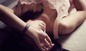 فضيحة:مسؤول بفندق مصنف اقتحم غرفة زوجة مسؤول رياضي بارز لاغتصابها وهي نائمة