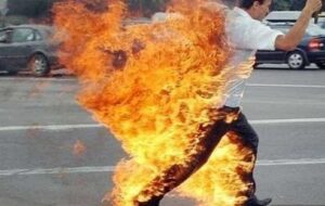 خطير:مواطن يضرم النار في رئيس البلدية وحالته خطيرة