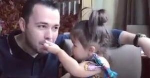 طفلة تشعل “فيس بوك” بطريقة تعاملها مع والدها