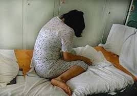 امرأة تُبقر بطن ابنتها الحامل بطريقة غير شرعية خوفا من الفضيحة