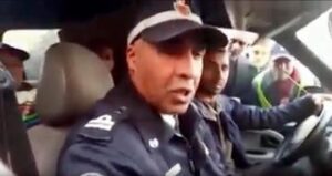 “بنت الفشوش” ترتكب مخالفة و تصفع شرطي مرور وهذا ما وقع