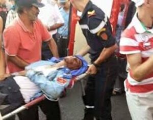 عاجل:مغربي يعضّ بوليسي وينهال عليه بالعصا داخل مقر للأمن وهذا ما وقع له