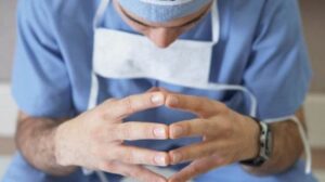 الحبس لطبيب جراح في أشهر مصحة شوه بطن امرأة وتسبب في طلاقها