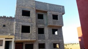 خطير بأكادير:منزل حديث البناء مهدد بالإنهيار فوق رؤوس المواطنين والجهات الوصية تحذر من فاجعة مؤلمة