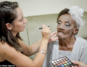 عجوز تجاوزت 100 عام تزوجت برجل ستيني بعد قصة حب دامت 3 سنوات في دار المسنين