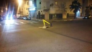 حفرة مكشوفة بمنتصف الطريق تصطاد المارة والحافلات وسط أكادير