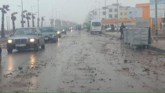عاجل وبالصور..أمواج عاتية تضرب السواحل الأطلسية و تخوفات من ميني-تسونامي