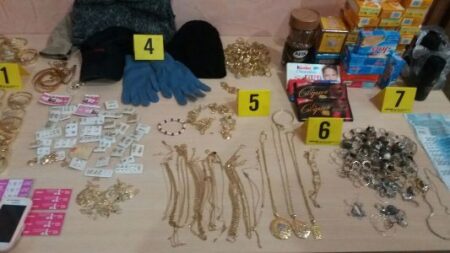 +فيديو:لصوص "الدوبلو" يعيدون تمثيل جريمة سرقة "كوفرفور" بمحل للمجوهرات باكادير وسط تهليل الجماهير.