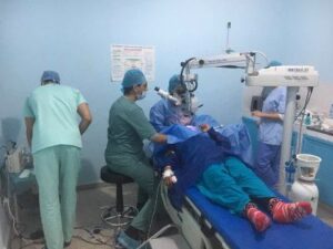 قافلة طبية عبارة عن مستشفى متخصص متنقل لإجراء العمليات الجراحية للعيون تحط الرحال بجبال إداوتنان