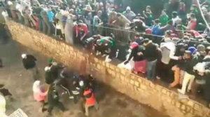 نحر جمل بمولاي براهيم بطريقة بشعة امام الملأ