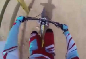 مغامر الدراجات النارية يصور لحظات قبل وفاته في مشهد يحبس الأنفاس