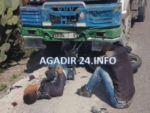 عااجل بالصورة:شاحنة مجنونة بأولاد تايمة تقتل سائق دراجة نارية وتحوله إلى أشلاء وتصيب صديقه إصابات خطيرة وسط ذهول المارة