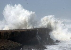 الأمواج العاتية تحدث حالة من الاستنفار بأكادير، وتحذير من مسؤول بالأرصاد الجوية