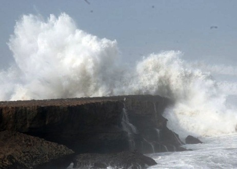 الأمواج العاتية تحدث حالة من الاستنفار بأكادير، وتحذير من مسؤول بالأرصاد الجوية